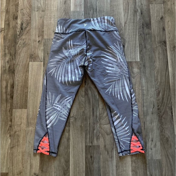 Old Navy Active Women's Go Dry Fitted Capri Leggings Floral Black - Picture 1 of 7